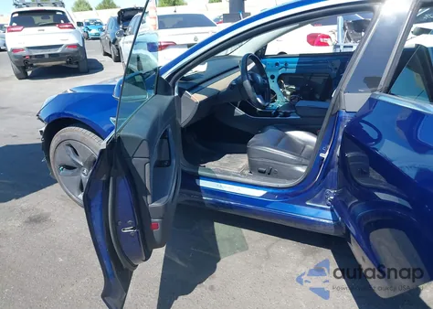2018 Tesla Model 3 Long Range/Mid Range z USA, uszkodzony, nr VIN 5YJ3E1EA5JF041958